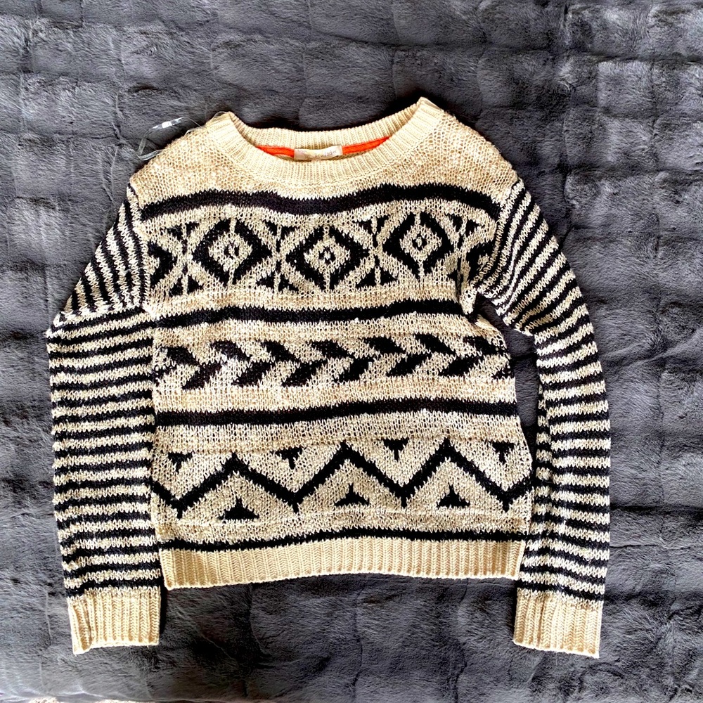✨5/$20✨ tan and black sweater
